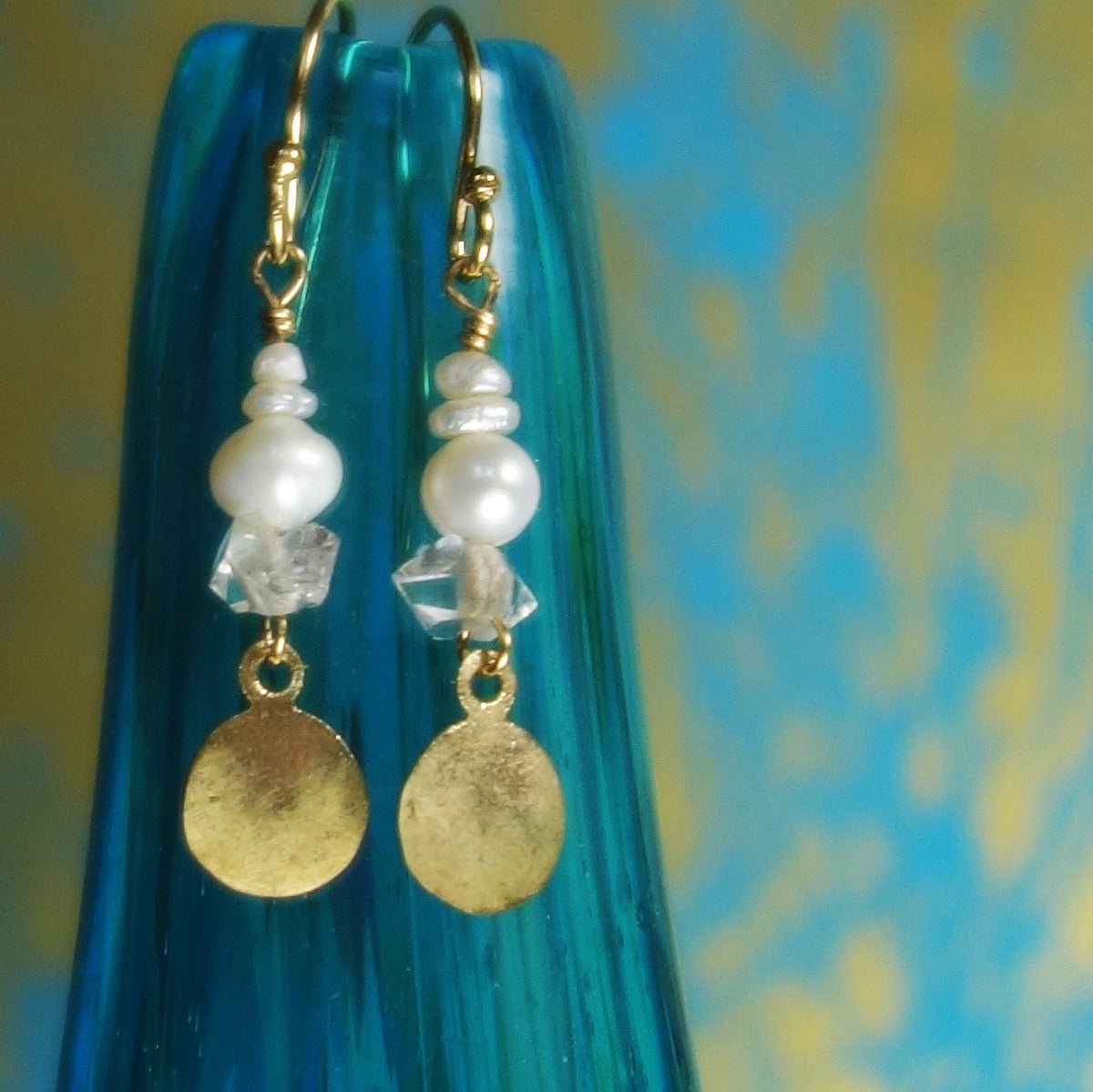 Sweet Aphrodite gold and pearl earring
