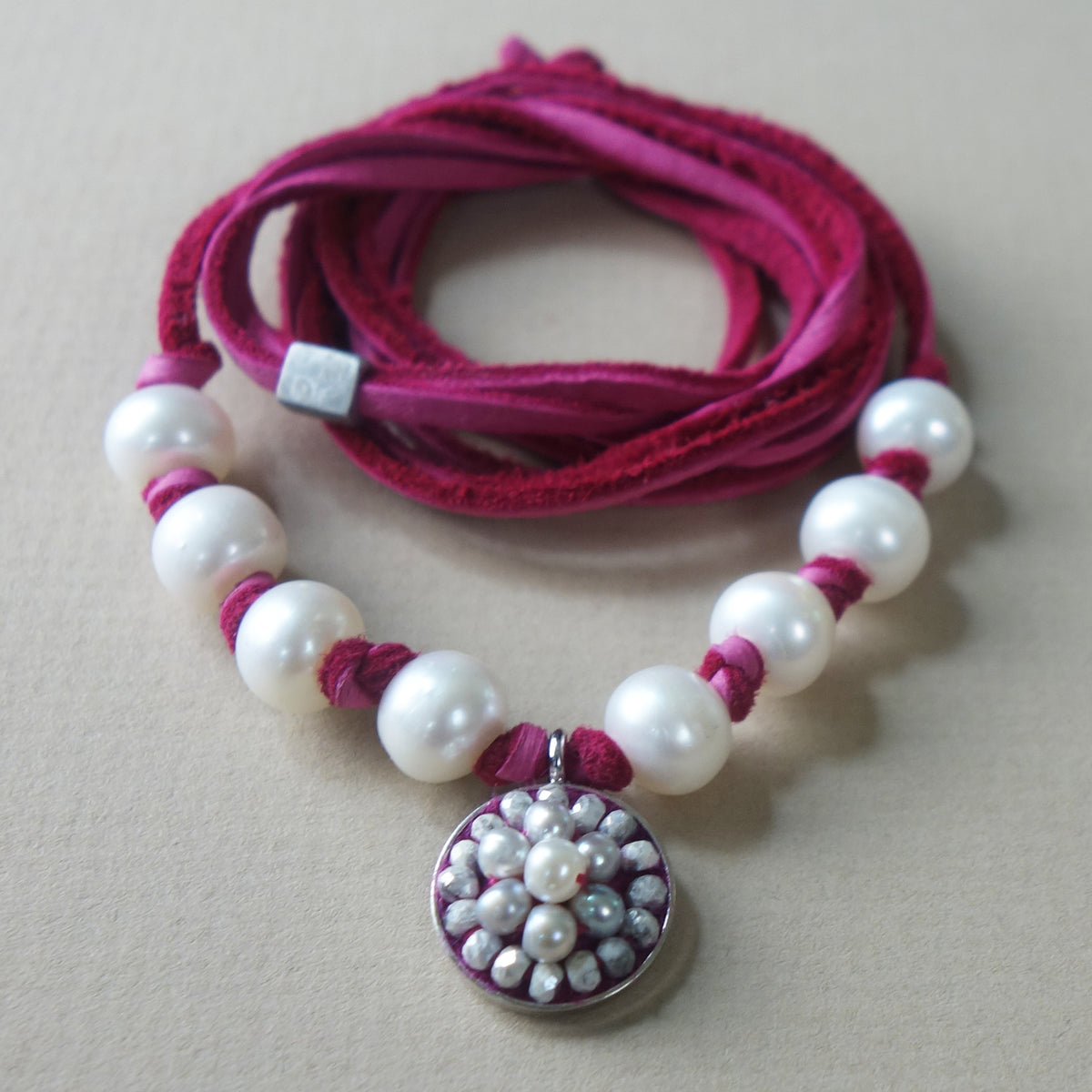 Under the Serious Moonlight pearl mosaic necklace/bracelet