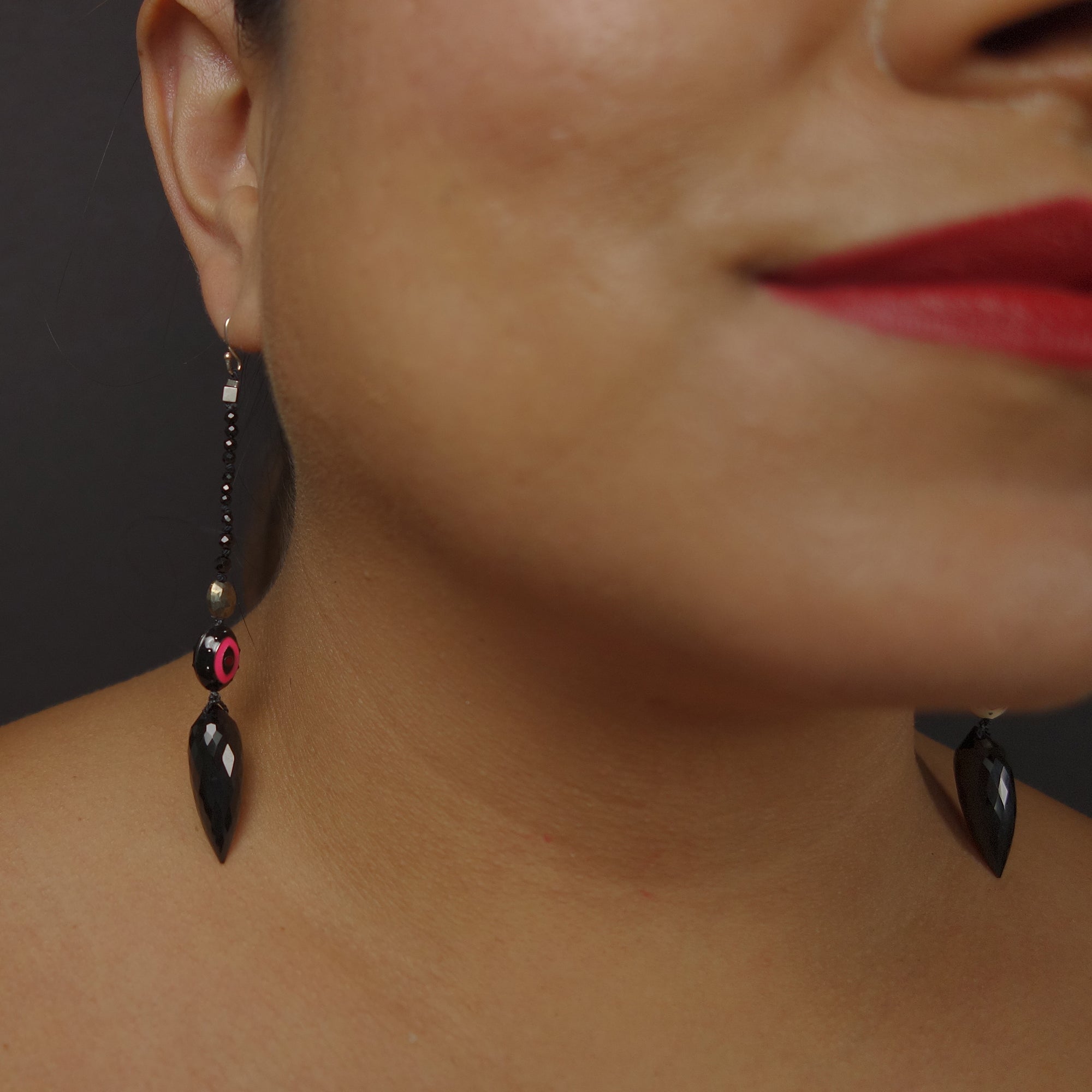 Ojos Preciosos Black Sapphire earring