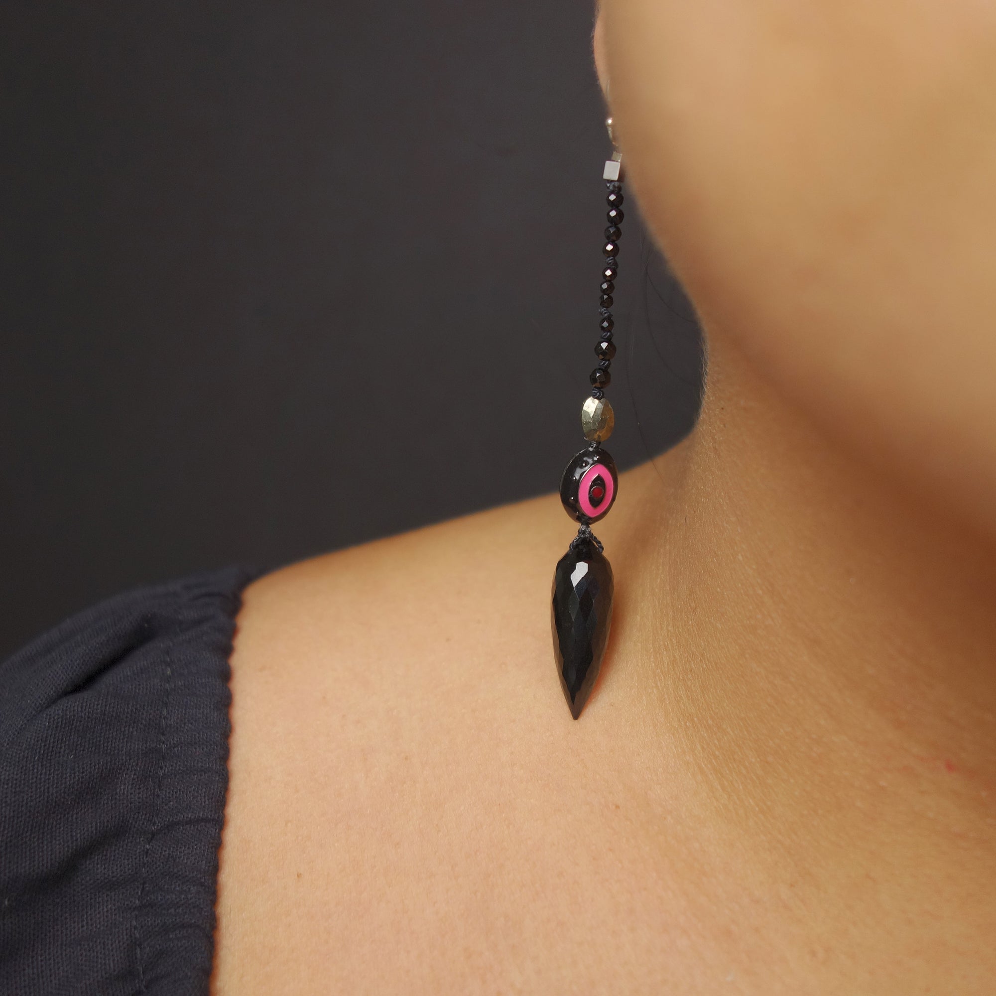 Ojos Preciosos Black Sapphire earring