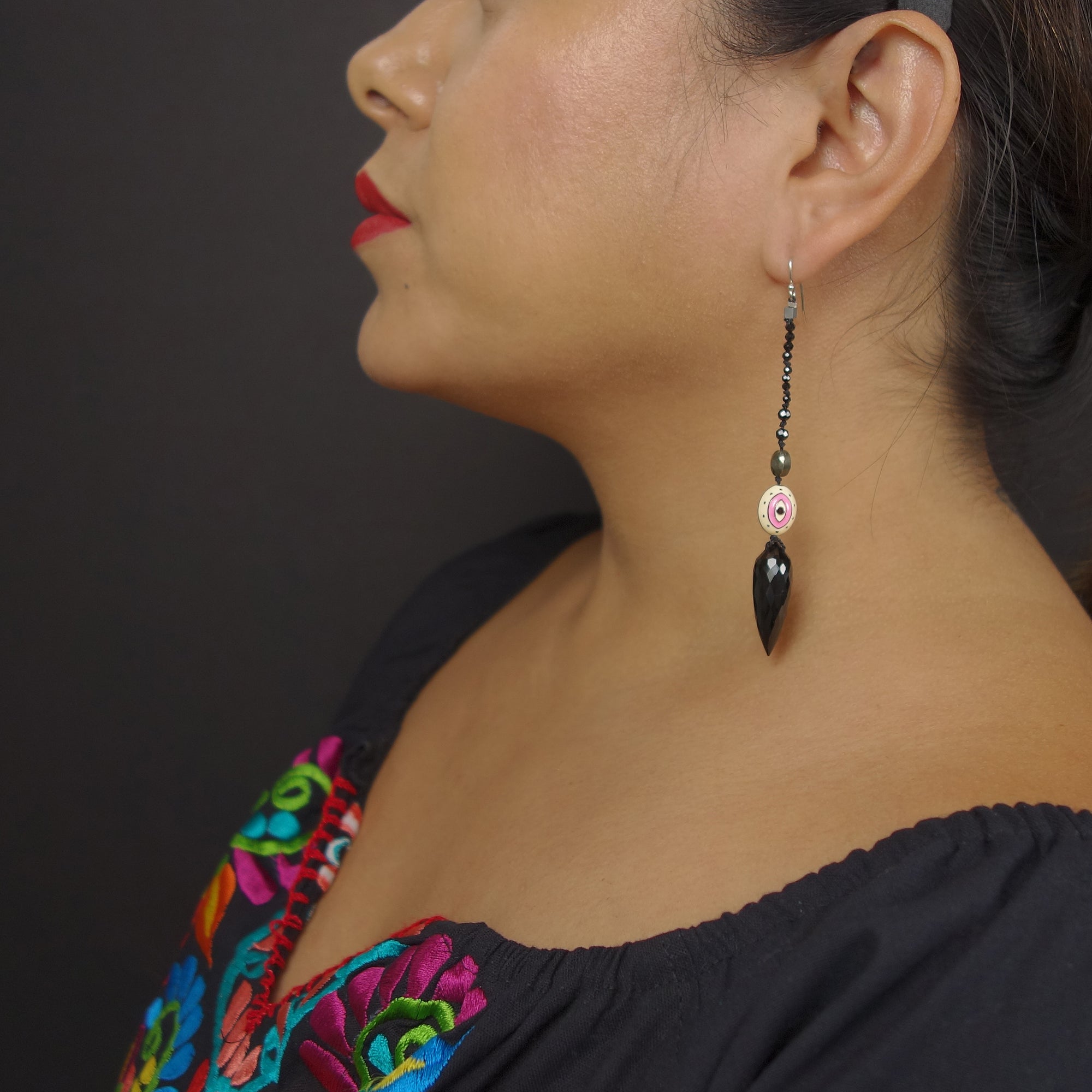 Ojos Preciosos Black Sapphire earring