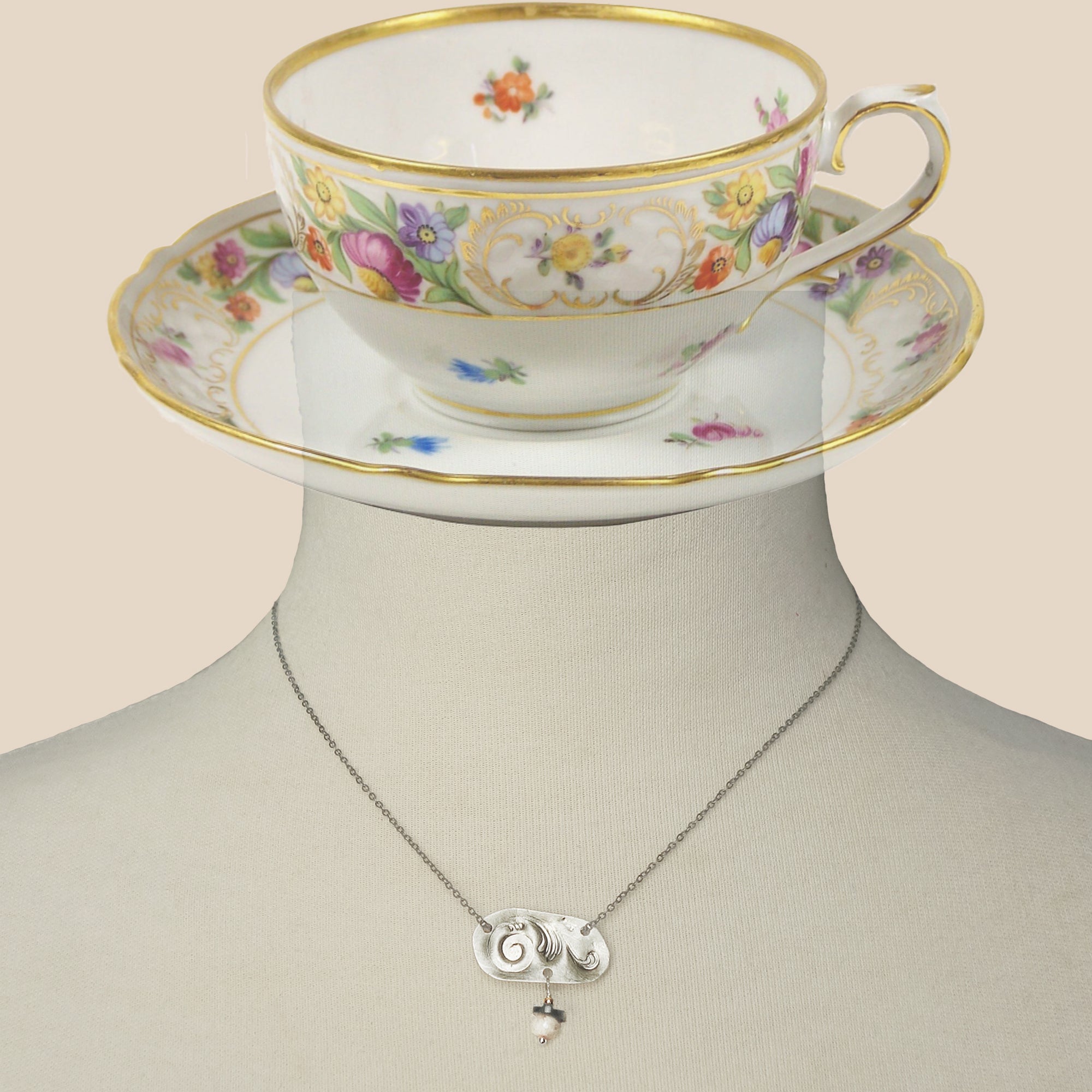 Carpe Diem: hammered silver and kyanite necklace (Wanderlust Paris)