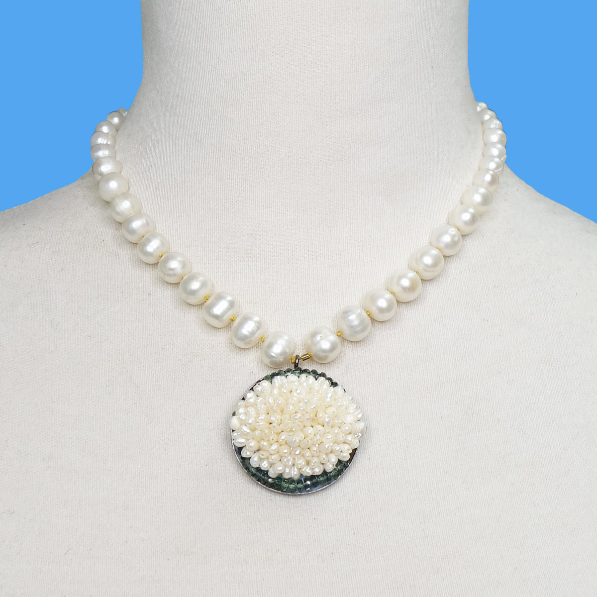 Spectacular Pearls: sapphire mosaic necklace
