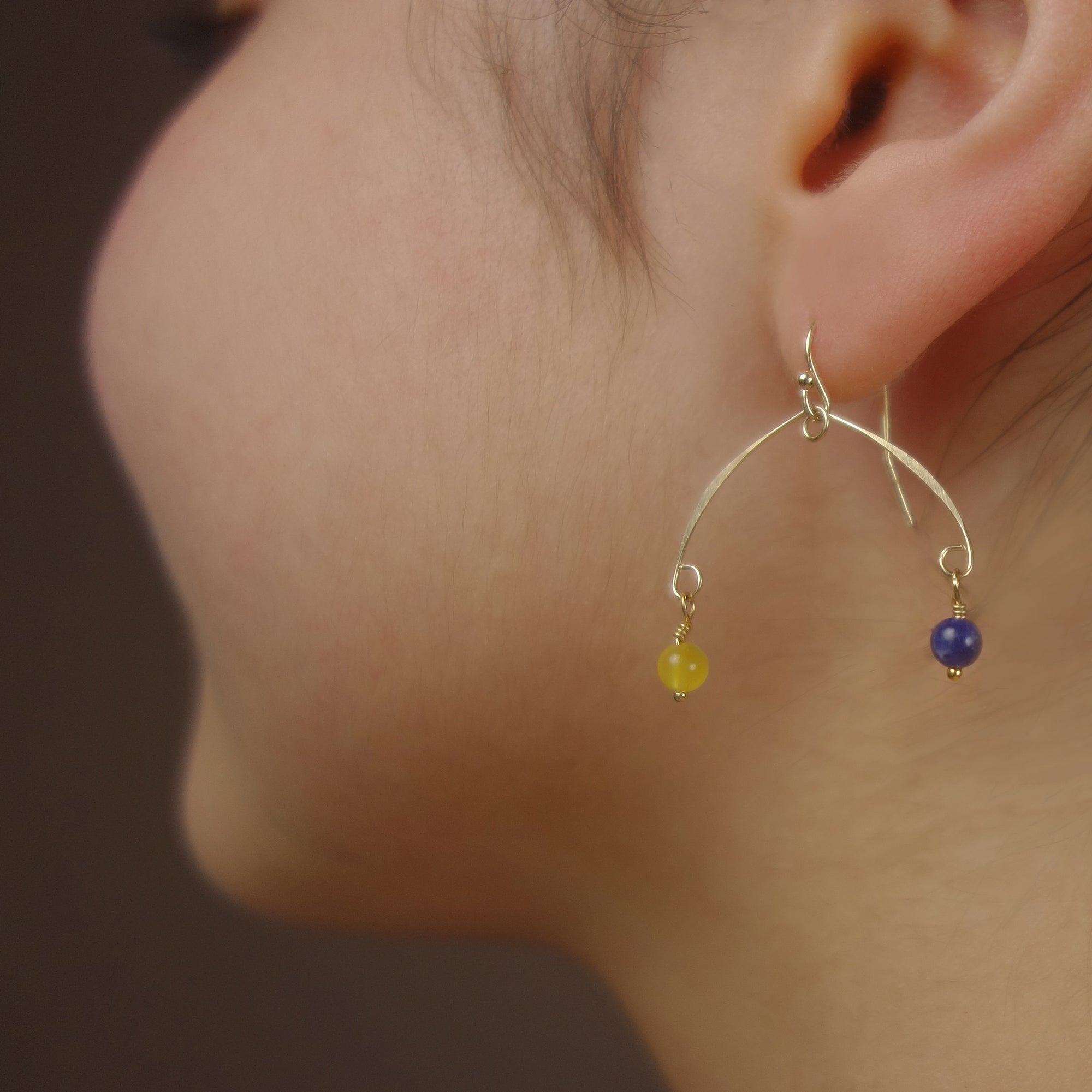 Hammered gold/silver earring, you choose your school colors (gemstones)