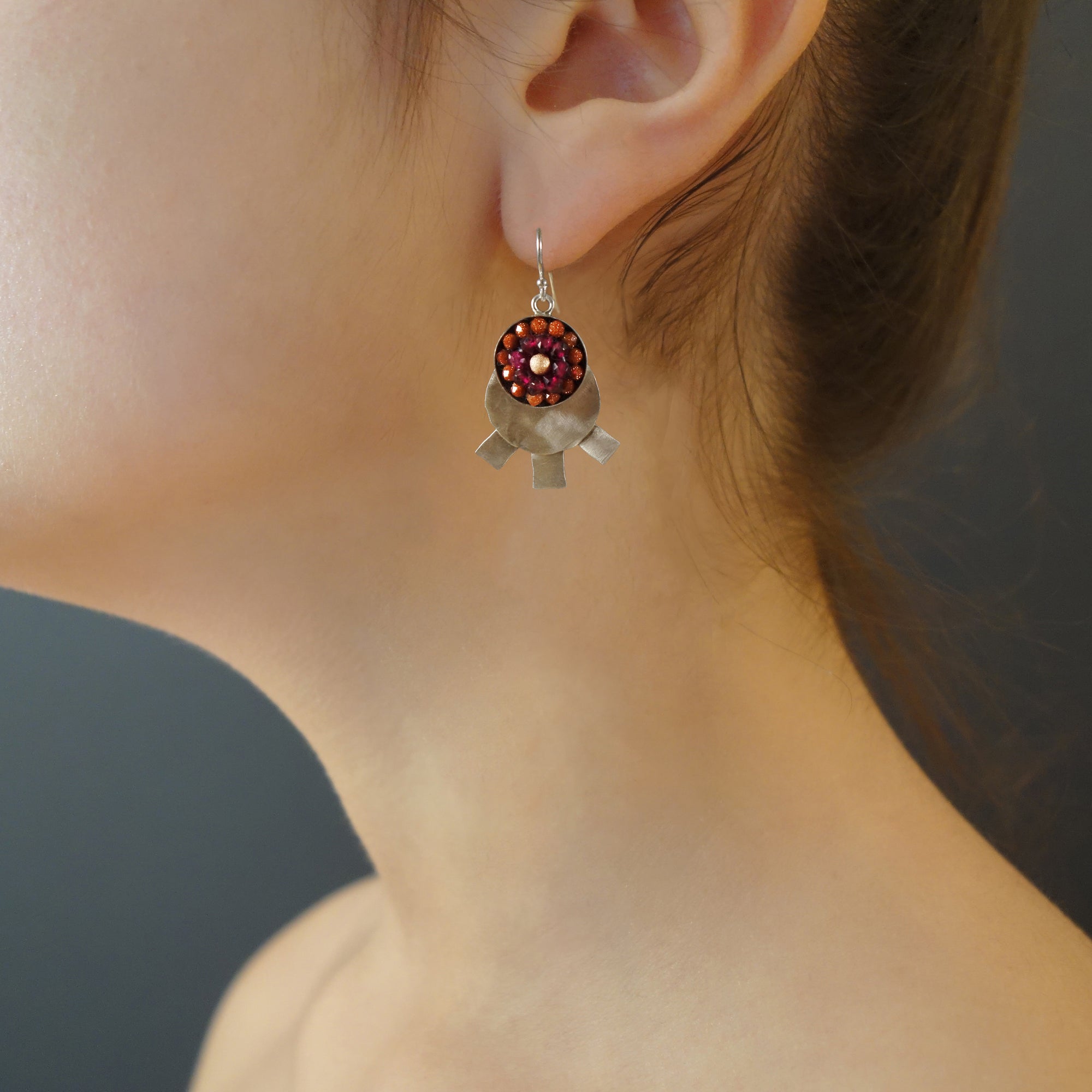 El tiempo pasa: faceted sunstone/garnet mosaic earring
